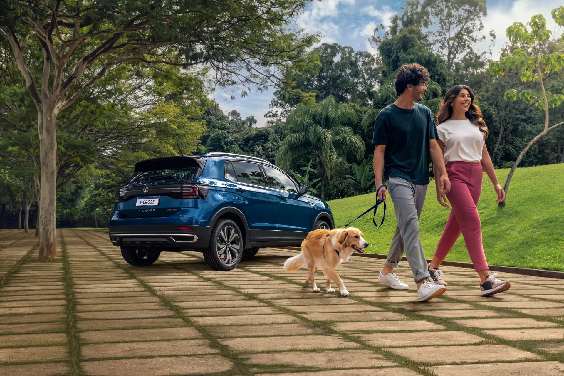 Família passeando ao lado de um SUV.
