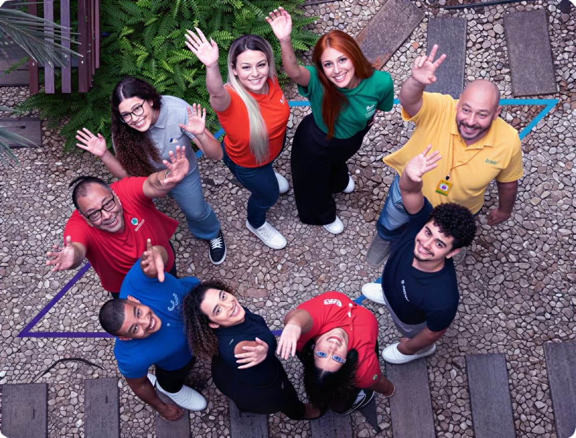 Equipe do Grupo Simpar reunida e comemorando, vista de cima.
